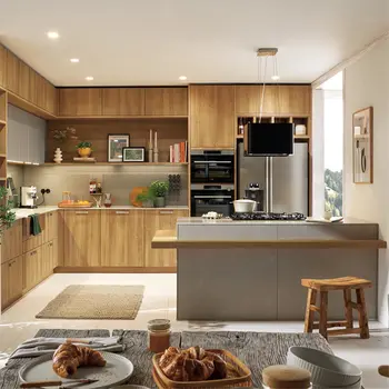 Holzküche mit Kochinsel, Einbaugeräten und großem Fensterblick