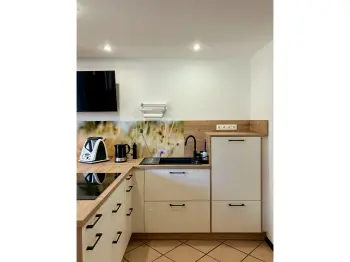 Küchenfront einer t-förmigen Küche in Holzoptik