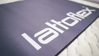 Latoflex Aufdruck auf bequemer Matratze