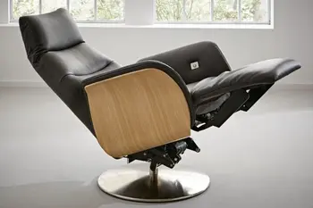 Schwarzer Relaxsessel aus Leder in Relaxposition mit hellem Holz an der Außenseite der Armlehne.