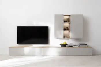 Moderne graue Wohnwand bestehend aus einem großen Lowboard mit einer Holzplatte oben und einem hängenden Regal mit grauen Türen und dazwischen drei Regalböden in Holz.