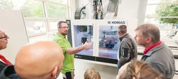 Vorführung der CNC-Maschine