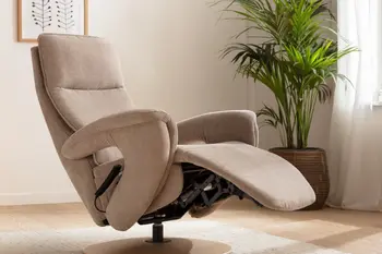 Relaxsessel in beige in Liegeposition.