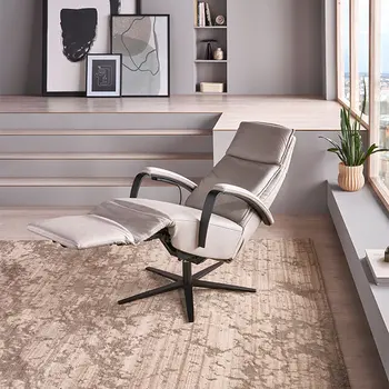 Grauer Leder Relaxsessel mit nach hinten geklappter Rückenlehne und hochgeklappter Fußstütze. 