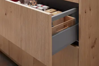 Holzauszug Küche mit Lebensmitteln