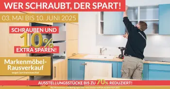 Banner für den Markenmöbel-Rausverkauf bei Möbel Wolfrath mit den wichtigsten Infos zur Aktion. Es wird ein Mitarbeiter gezeigt, der eine Küche montiert.
