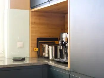 Küchengeräte in einer modernen Familienküche