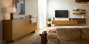 Wohnzimmer mit TV-Board, Sideboard und warmen Holzfarben.