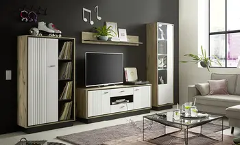 Helle Hölzerne Wohnwand mit weißer Front in Wohnzimmer
