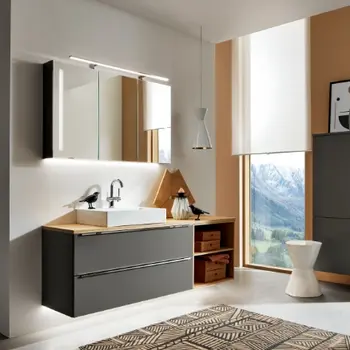 Morderne Waschgarnitur in matten grau mit heller Arbeitsplatte in Holzoptik und Wandspiegel mit Beleuchtung. 