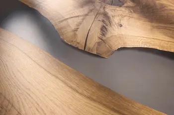 Tischplatte eines Design Esstisches aus Massivholz, der mit Epoxidharz aufgefüllt ist.