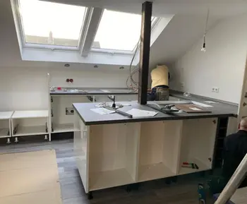 Monteure beim Aufbau einer Küche