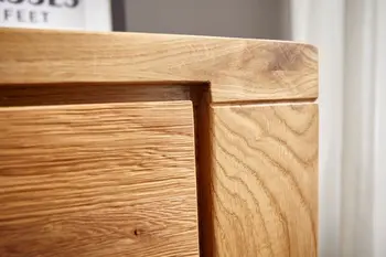 Ecke eines Sideboards aus Massivholz, das eine gebürstete Front hat.