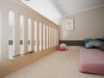 Hochebene mit Geländer im Kinderzimmer, Spiel- und Schlafraum, Kiefer geölt