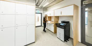Büroservicestation mit Schließfächern
