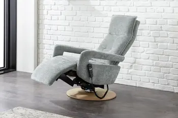 Mintgrüner Relaxsessel mit rundem Drehteller aus Holz und hochgeklappter Fußlehne und leicht zurückgelehnter Rückenlehne.