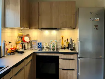 Eingerichtete Küche mit Holzfront