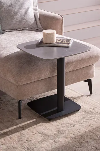 Höhenverstellbarer, quadratischer Beistelltisch mit grauer Keramiktischplatte.