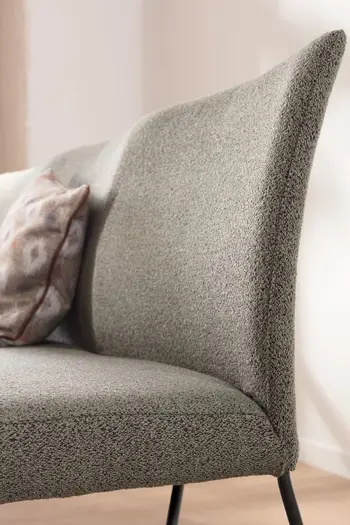 Graue Sitzbank fürs Esszimmer mit schwarzem Metallgestell.