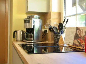 Detailansicht einer gelben Küche