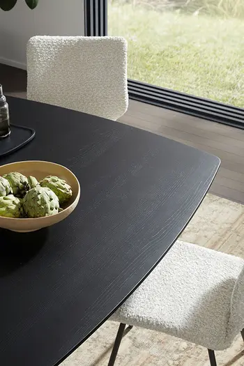 Esstisch mit quadratischer Tischplatte aus Eichenholz, schwarz lackiert.