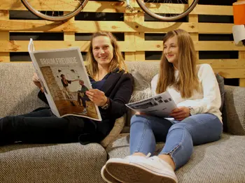 Zwei Mitarbeiterinnen auf einem Sofa