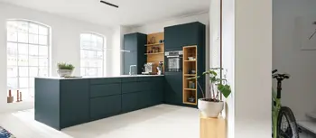 Petrolfarbene freistehende Insel-Kuechenzeile in großer offener Kueche.