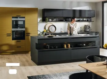 Dunkelgraue Küche mit Insel, mit integriertem Kochfeld und hohem senffarbenem Schrank mit Paneeloptik.&nbsp;&nbsp;