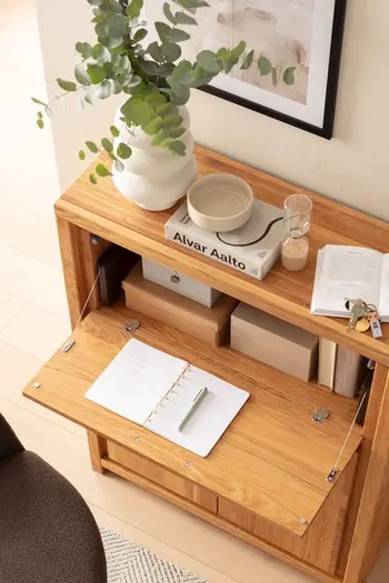 Sekretär aus hellem Massivholz von oben, eine Pflanze und beige Vasen sind auf dem Sekretär, die Klappe für den Schreibtisch ist geöffnet.