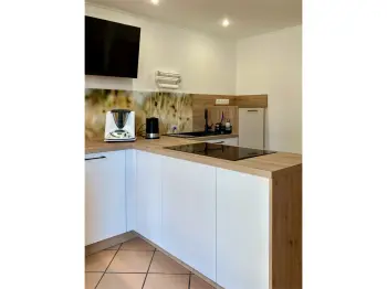 T-förmige Küche in Holzoptik