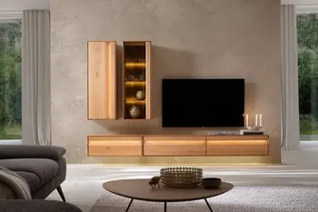 Designer Beistelltisch mit Holz Tischplatte vor einer modernen hellen Wohnwand.