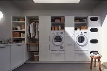 Hauswirtschaftsraum mit hellen Fronten und viel Stauraum