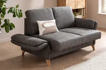 Graues 2-Sitzersofa mit klappbarer Armlehne in einem hellen Wohnzimmer.