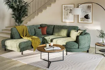 Modernes Wohnzimmer mit Ecksofa in grünem Stoff, beigem Teppich und rundem Couchtisch.