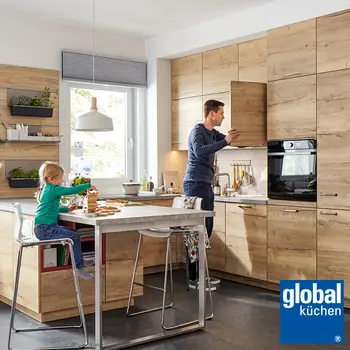 Mann und Kind in einer Küche in Holzoptik mit Küchentresen und Hochstuhl von Global Küchen