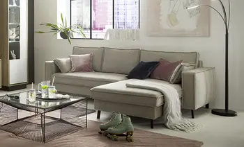 Hellgraues Sofa in gemütlichem Wohnzimmer
