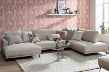 Beige Wohnlandschaft mit zwei breiten Longchairs und schwarzen Füßen.