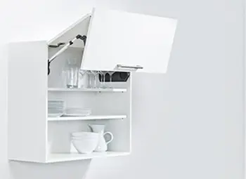 Weißer Faltklappschrank in der Küche.