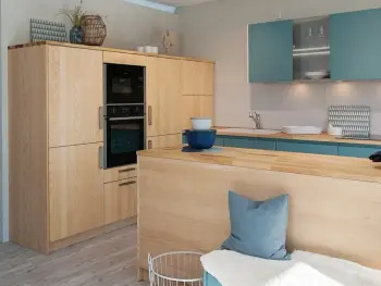 Die Gesamtansicht einer modernen Holzküche