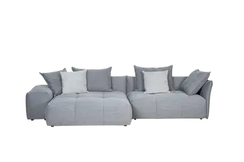 Großes graues Ecksofa mit mehreren Dekokissen. 