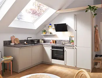 Weisse Küche im Dachgeschoss.