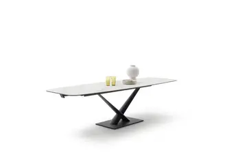 Moderner Esstisch mit weißer Keramiktischplatte in Marmor Optik mit schwarzem Fußgestell.