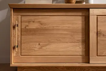Schiebetür eines Lowboards aus massiver Wildeiche im Retro-Landhausstil.
