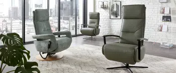 Drei Fernsehsessel nebeneinander mit Aufstehhilfe in grauem Leder und grauem Stoff