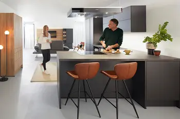 Zwei personen in einer offen gestalteten Küche