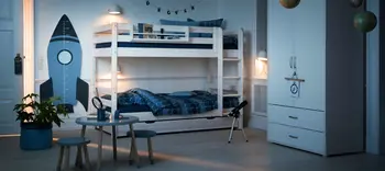 Etagenbett und Kleiderschrank