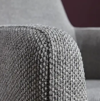 Grauer Stoff eines Sessels im Detail.