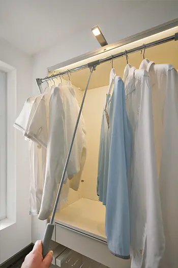 nh-colorado-hoch-schrank-offfen-mit-kleidung.png