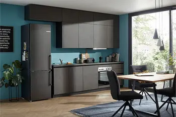 Moderne Küche in Betonoptik mit Petrol-Rückwand und Esstisch