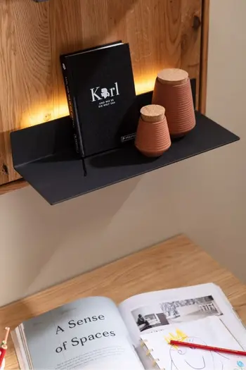 Details eines Wandregals aus Holz